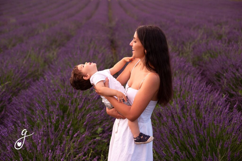 servizio fotografico di famiglia nella lavanda